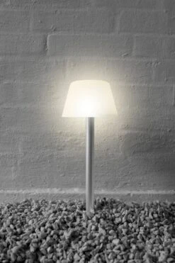 Eva Solo SunLight Pihavalaisin, 37 Cm, Valkoinen -Fatboy Emu Kauppa 571372 Sunlight garden spike miljoe aRGB High