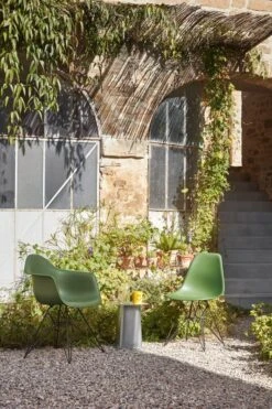 Vitra Metal Side Table Sivupöytä, S, Galvanoitu -Fatboy Emu Kauppa 5920124 Eames Plastic Armchair DAR Eames Plastic Side Chair DSR Metal Side Table Zinc master