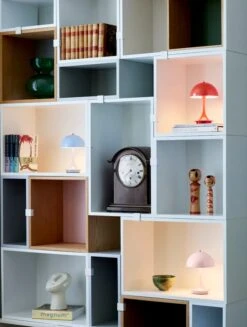 Louis Poulsen Panthella Portable V2 Pöytävalaisin, Harmaa Opaali -Fatboy Emu Kauppa AW22 Panthella Portable Coral Pale blue Pale rose 09513