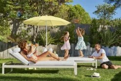 Fermob Bellevie Premium Aurinkotuoli, Acapulco Blue - Flannel Grey 11 Fermob Bellevie Premium Aurinkotuoli, Acapulco Blue - Flannel Grey -Fatboy Emu Kauppa BELLEVIE SHADOO GRIS ARGILE CITRON GIVRE AIX VISUEL2023 ANTHONY LANNERETONNE