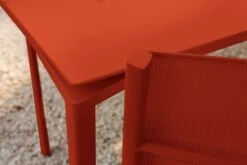 Fermob Calvi Pöytä 195 X 95 Cm, Red Ochre -Fatboy Emu Kauppa CALVI CADIZ GRIS ARGILE MONTELIMAR VISUEL2021 AURELIE LECUYER RO 1