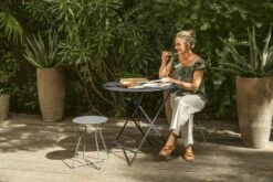 Fermob Cocotte Jakkara, Liquorice -Fatboy Emu Kauppa COCOTTE BISTRO CARBONE GRIS LAPILLI MARSEILLE VISUEL2023 MARINE BRUSSON