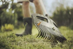 Fiskars Xact Nurmikkoharava L 490mm -Fatboy Emu Kauppa Fiskars Gardening Action Xact Lawn rake 1027037