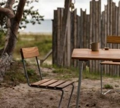 Grythyttan Stålmöbler Tuoli 1, Galvanoitu Teräs - Tiikki -Fatboy Emu Kauppa Grythyttan Klassikerserien teak 4 scaled e1647881279574