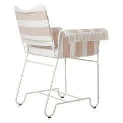 GUBI Tropique Tuoli Hapsuilla, Valkoinen - Leslie Stripe 40 -Fatboy Emu Kauppa Gubi 2023 B3Q Tropique Dining Chair with Fringes White Frame Leslie Stripe 40