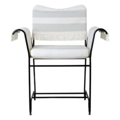 GUBI Tropique Tuoli Hapsuilla, Musta - Leslie Stripe 20 -Fatboy Emu Kauppa Gubi 2023 FRT Tropique Dining Chair with Fringes Black Frame Leslie Stripe 20