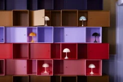 Louis Poulsen Panthella Portable V2 Pöytävalaisin, Harmaa Opaali -Fatboy Emu Kauppa LP SS22 Panthella Portable Wall 09144A