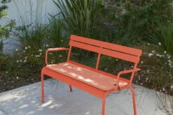 Fermob Luxembourg 2-istuttava Penkki, Cotton White -Fatboy Emu Kauppa LUXEMBOURG COLOR MIX CAPUCINE AIX VISUEL2023 ANTHONY LANNERETONNE 1 2