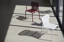 Petite Friture Week-end Käsinojallinen Tuoli, Burgundinpunainen -Fatboy Emu Kauppa M0740109 M0740301 weekend chair bridge white burgundy 28C29Ola Rindal lifestyle HD28129