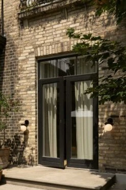 Nuura Liila Outdoor Seinävalaisin, Musta - Opaali -Fatboy Emu Kauppa NUURA outdoor3152