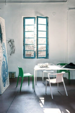 Magis Air Tuoli Käsinojilla, Valkoinen -Fatboy Emu Kauppa airchair airarmchair striped