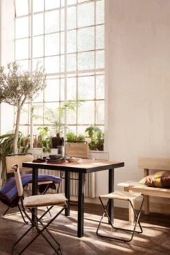 Ferm LIVING Desert Tuoli, Musta - Hiekka -Fatboy Emu Kauppa fermLIVING FlodCafeTable image