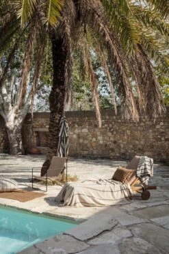 Ferm LIVING Yard Piknikviltti, Hiekka - Musta -Fatboy Emu Kauppa fermLIVING SS22 YardPicnicBlanket AleeBathTowel image 1