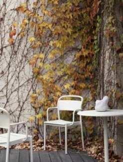 Muuto Linear Steel Käsinojallinen Tuoli, Luonnonvalkoinen -Fatboy Emu Kauppa linear steel armchair linear steel cafe table 70 off white muuto org 150